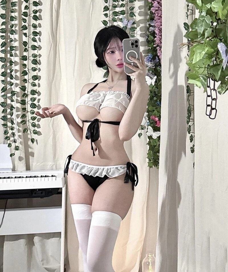 뽀얀 아랫 가슴 언더붑 메이드복 비키니 입은 여친